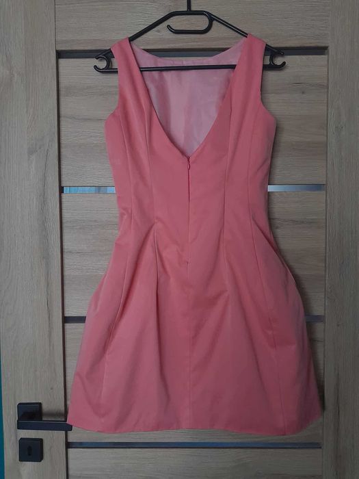 Różowa sukienka koktajlowa