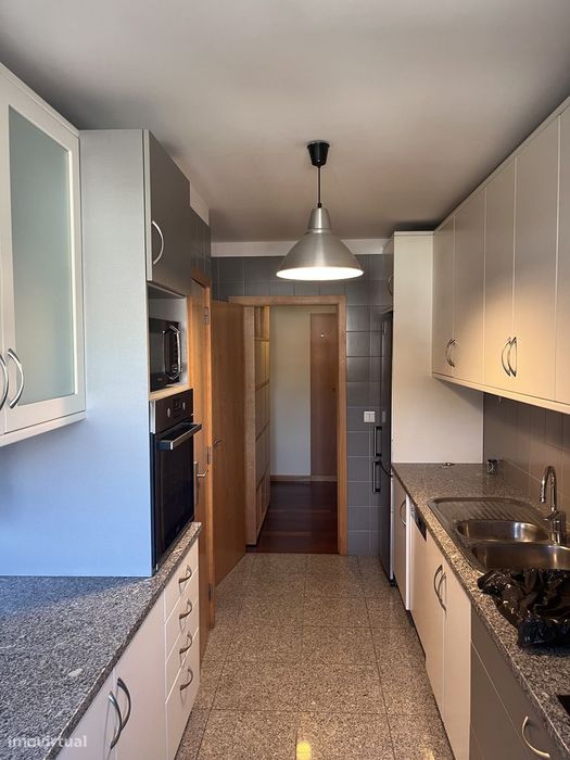 Apartamento T2 com 2 casas de banho e garagem