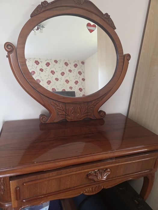 Toaletka w stylu ludwikowskim