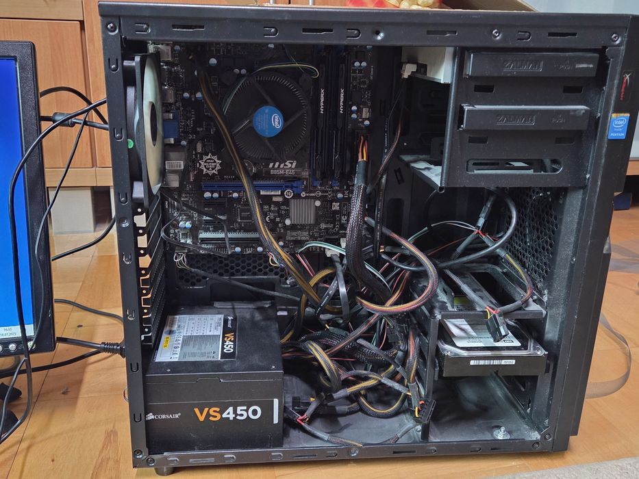 Sprzedam komputer z monitorem, klawiaturą i myszką.