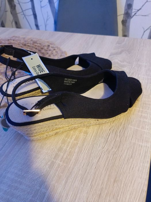 Nowe buty sandały na koturnie 39