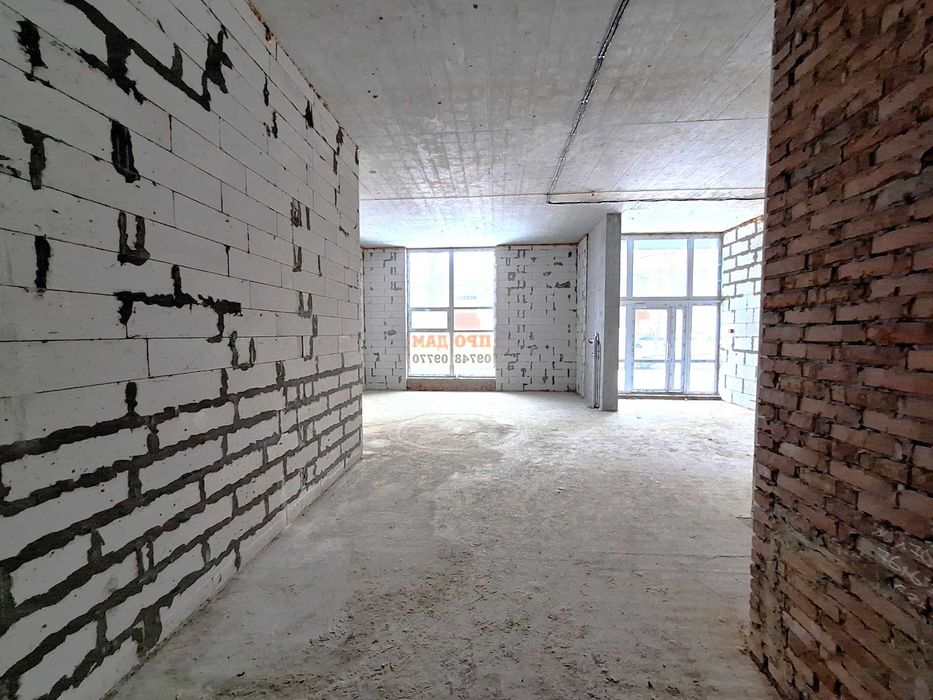 Продаж торгівельного приміщення 97,26 м² у ЖК Кристал