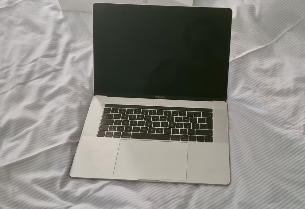 MacBook Pro Retina 15.4 inch OctaCore i9 - 16GB - SSD 500GB