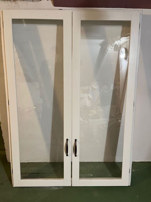 Szklane drzwiczki z ramą