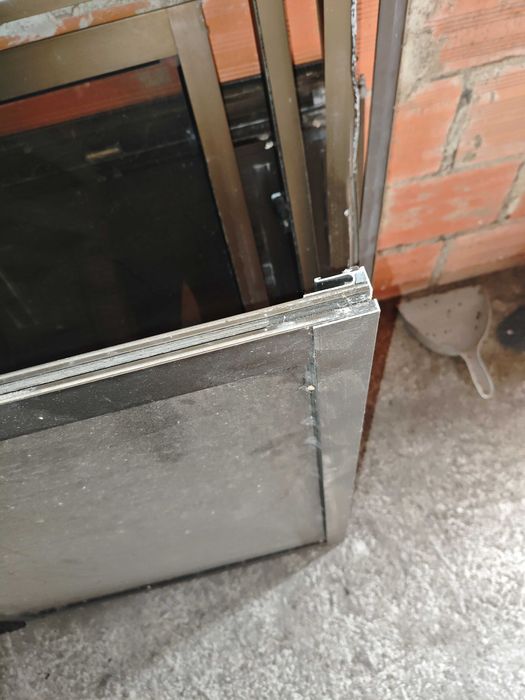 Porta e Janelas de alumínio castanho