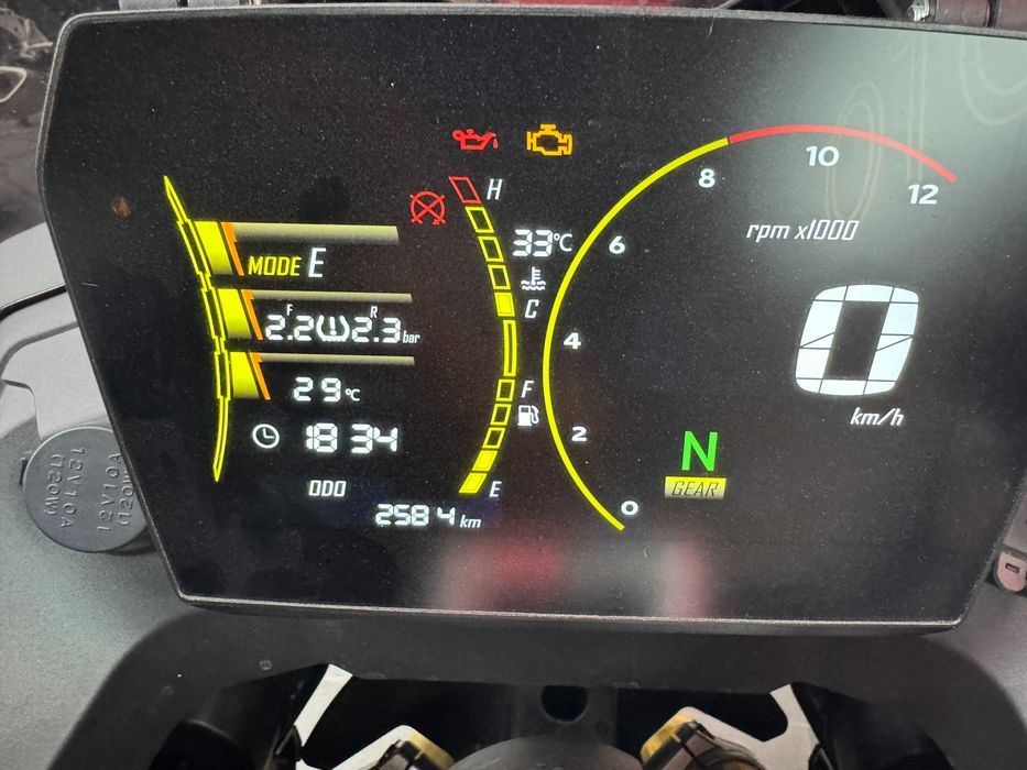 VOGE 525 DSX BLack 2 mil Kms FEV 26