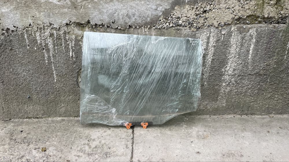 Заднее левое стекло Nissan Terrano II заднє ліве скло Нісан Терано