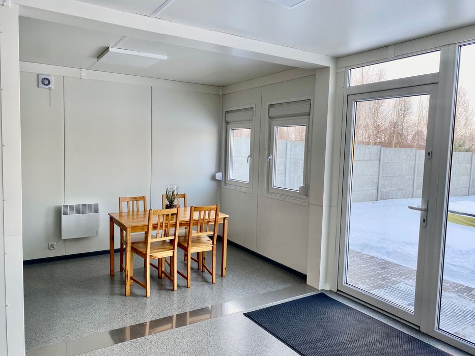 Nowoczesny pawilon kontenerowy z kuchnią i WC