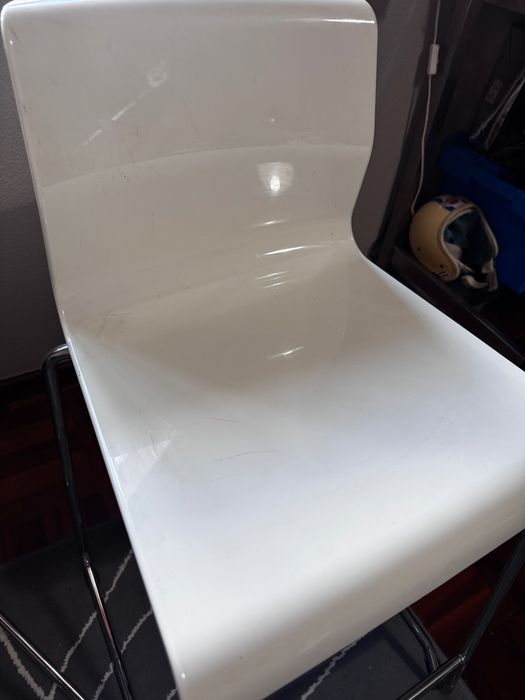 Conjunto de cozinha: Mesa + 2 Cadeira/Banco alto Glenn