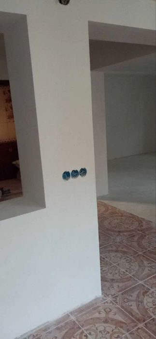 Продам новозбудований будинок з газовим опаленням в центрі міста.