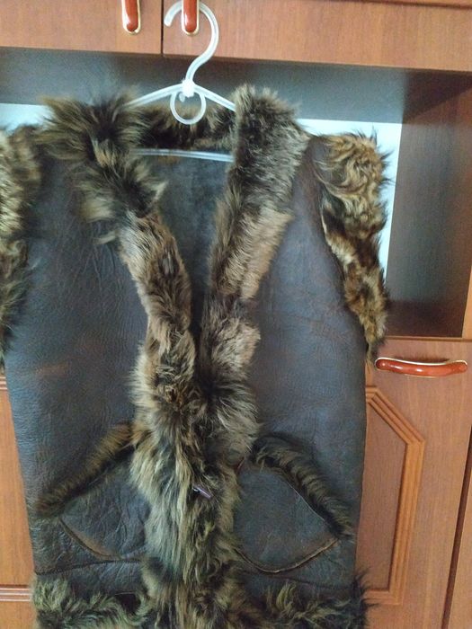 Безрукавчик на овчинці