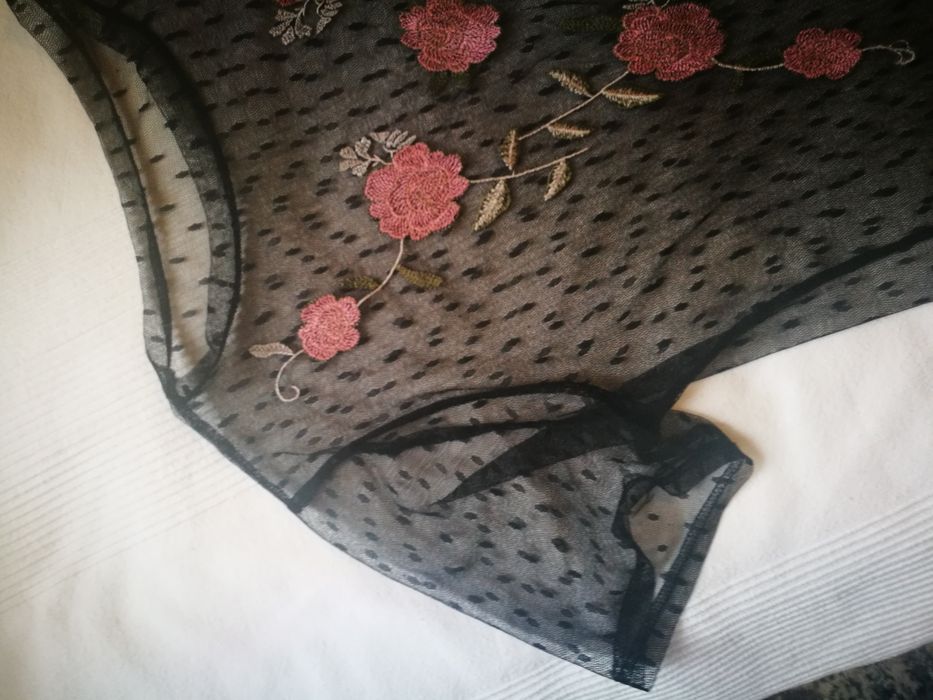 Elegancka koronkowa sukienka z haftem