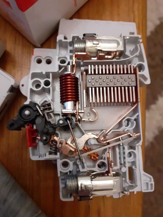 Усиленный автоматический выключатель от 1А до 63А и больше.