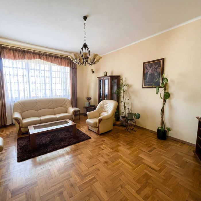 Dom w otoczeniu zieleni w centrum Jasła