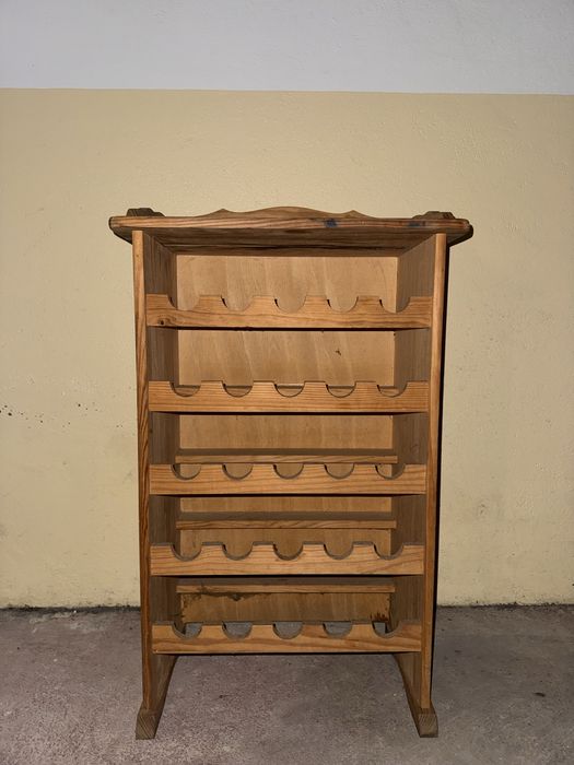 Garrafeira de chão em madeira maciça, ideal para organizar e expor a sua coleção de vinhos com estilo e elegância.
