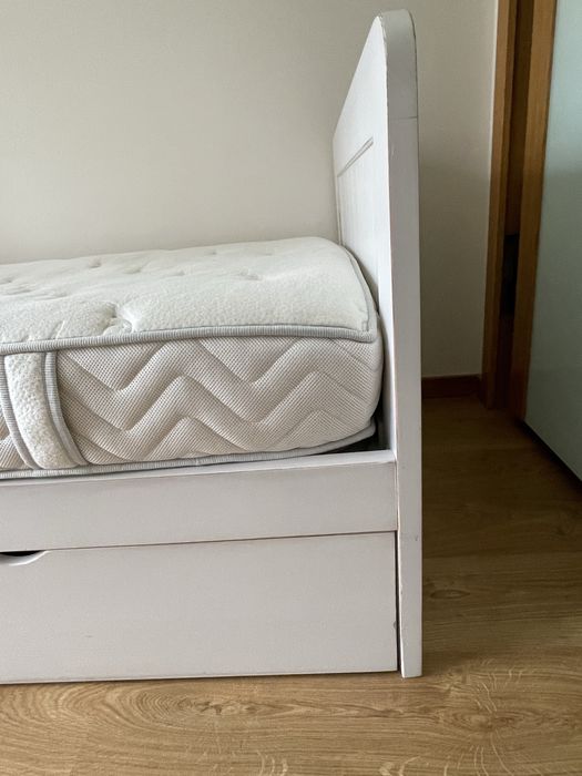 Cama branca de solteiro em madeira maciça com estrado e colchão