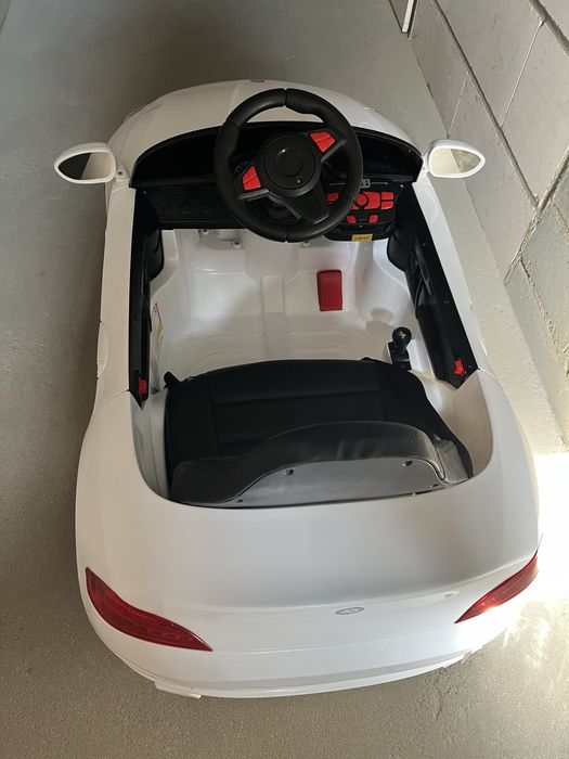 Samochód na Akumulator Auto na Akumulator Samochodzik - LED, Dźwiękami i Otwieranymi Drzwiami Pilot