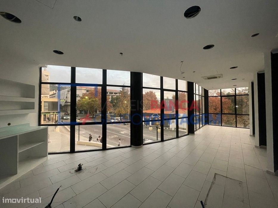 Loja com 98m², localizada no Centro Comercial Fontedeira, em Portal... — Sé E São Lourenço, Portalegre
