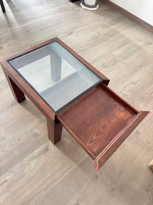Mesa de apoio em madeira com tampo em vidro