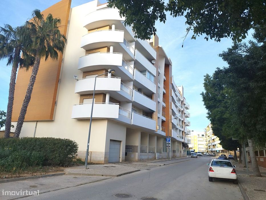 Armação de Pêra, Garagem muito central perto do Mercado