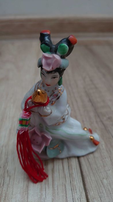figurki porcelanowe, chińskie, orientalne 3 gejsze