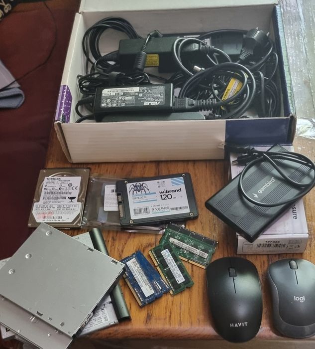 Продам  карман  жосткий  диск SSD 128gb  hdd  320gb память ddr 3  2  зарядное  мишка dvd