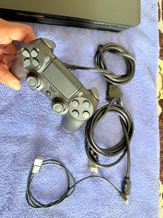 Playstation 4 com 1 comando + 2 jogos.