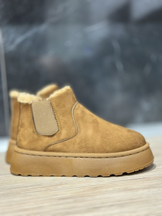 Уги рижого кольору