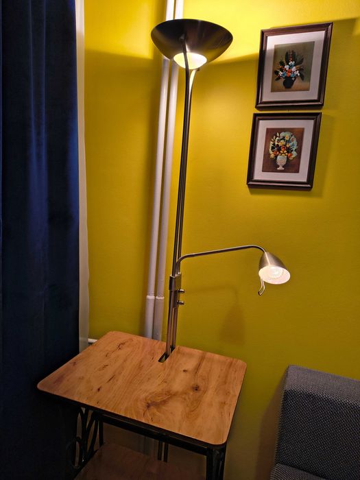 Stolik nocny z lampą