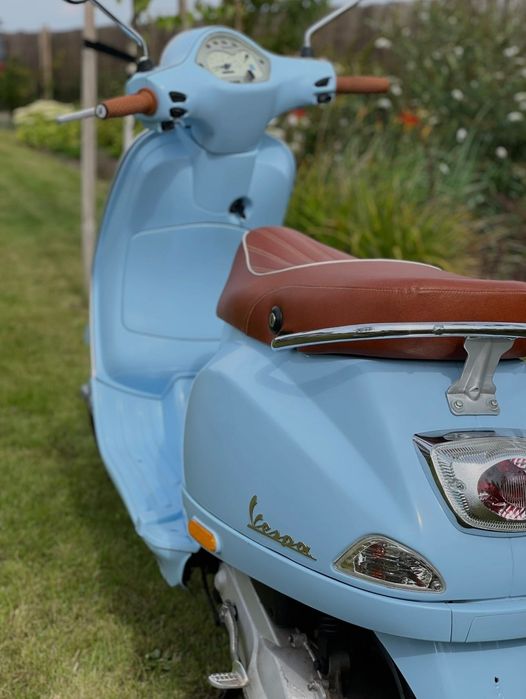 Vespa LX 50 Piaggio błękitna w stylu retro