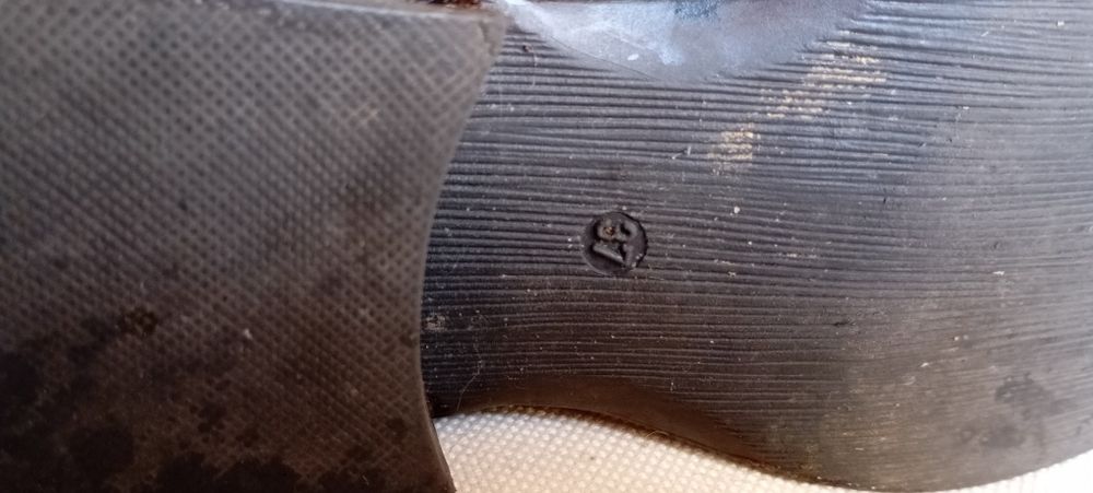 Bota em pele de cano alto castanho