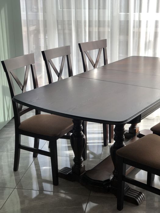 Стіл деревʼяний розкладний з 6- ма стільцями.