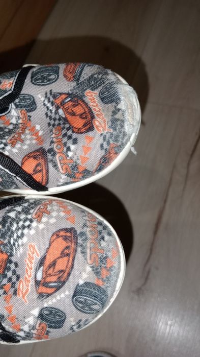 Kapcie tenisówki dla chłopca Renbut 26 skórzana wkładka auta