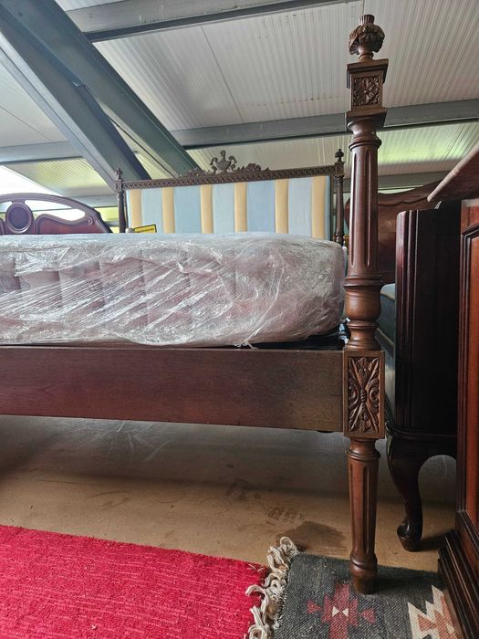 Cama com cabeceira em tecido com estrado e colchão - Muito bom estado geral