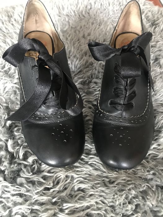 Eleganckie skórzane pantofle, buty na obcasie