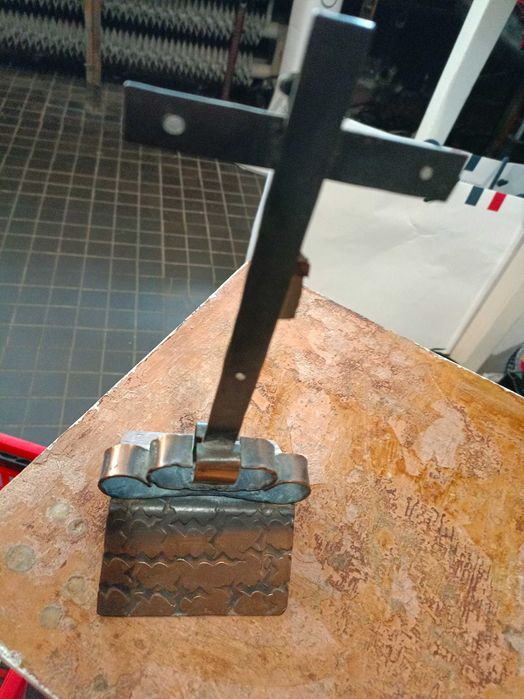 Metalowy Krzyż Stojący Kuty