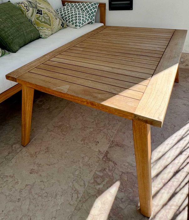 Mesa de centro em madeira para exterior, resistente e muito funcional.
