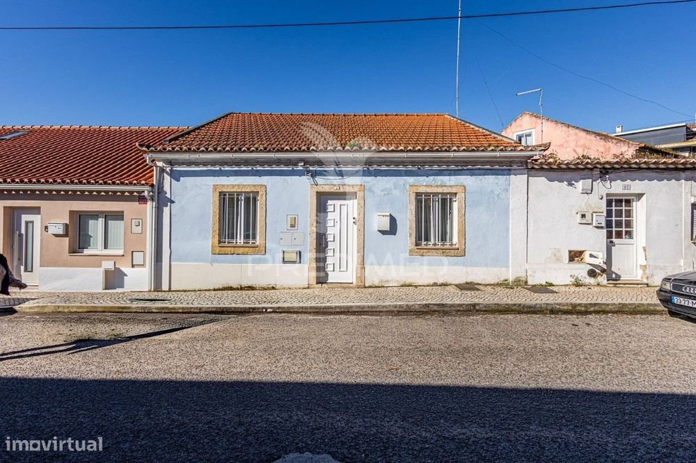 Excelente Moradia térrea com quintal e anexos no Centro da Cidade — Cartaxo E Vale Da Pinta, Santarém