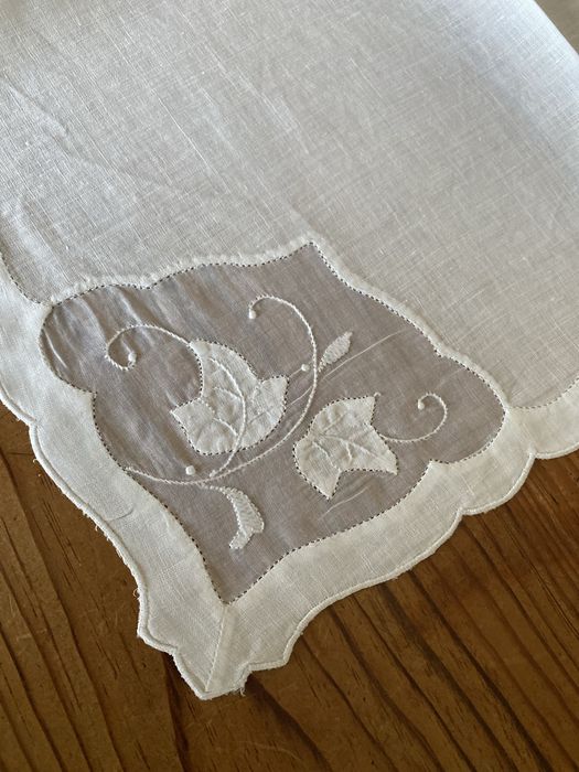 Toalha em organza e linho com guardanapos - bordado da Madeira