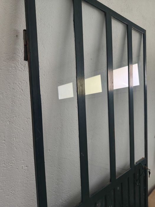 Porta em ferro verde