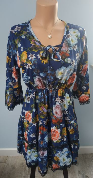 piękna sukienka w kwiatki