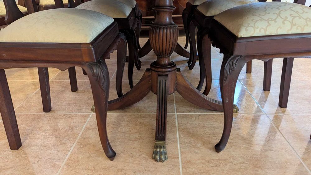 Mesa sala de jantar com cadeiras e cadeirões em óptimo estado