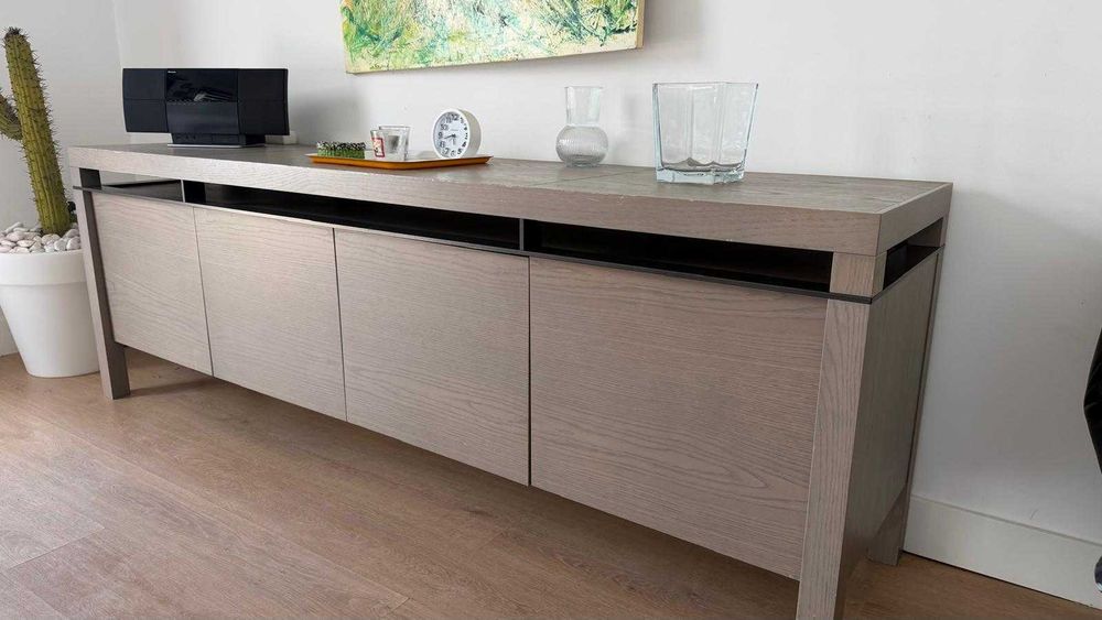 Vendo mesa de sala e aparador