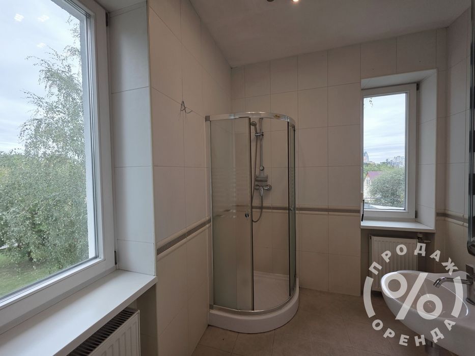 Стильний будинок у центрі з більярдною та камінною кімнатою