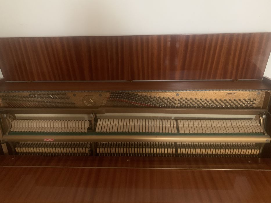 Piękne drewniane pianino CALISIA
