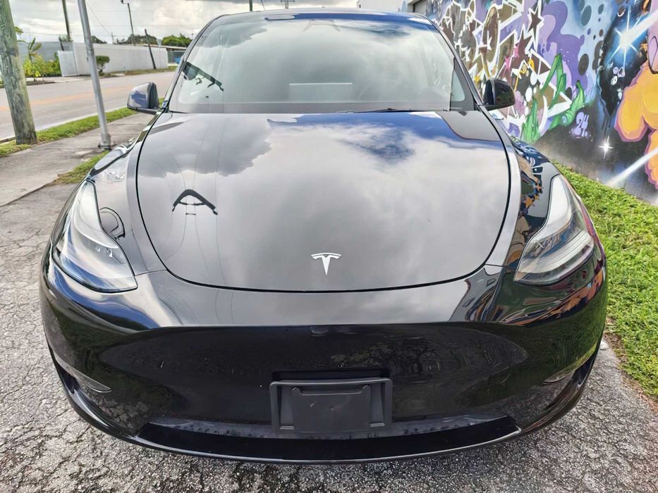 Tesla Model Y      2024