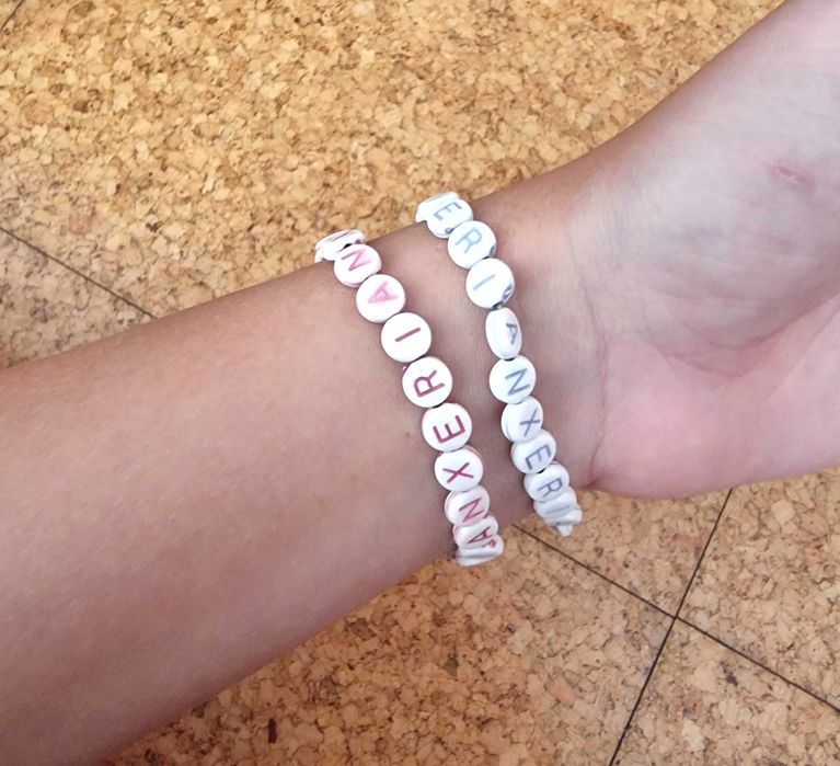 Conjunto de duas pulseiras brancas com letras