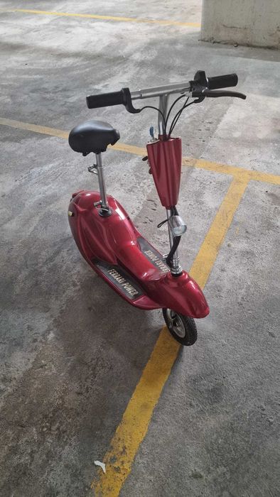 Mini scooter Elétrica Retro Vermelha a Funcionar – precisa de baterias