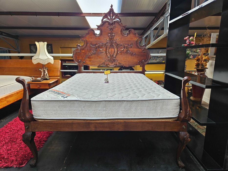 Cama antiga com estrado e colchão - Muito bom estado geral