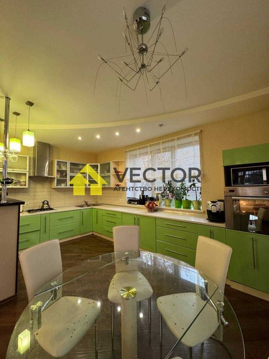 Двоповерховий будинок у місті з гаражем та підвалом!